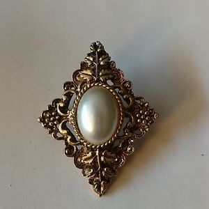 Vintage gold tone and oval pearl like pin
